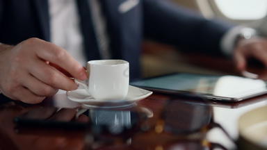 男人。享受咖啡饮料业务旅行特写镜头手采取茶杯